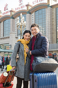 出发旅行者成年人青年男女在站前广场图片