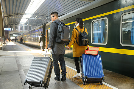 旅行箱乘客亚洲青年情侣在火车站图片