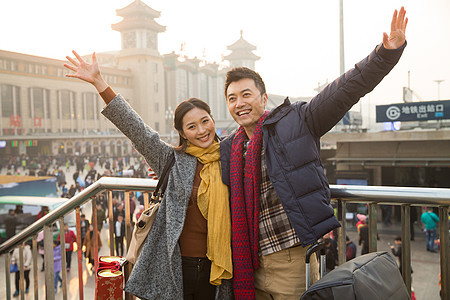 女人旅行的人出发青年男女在站前广场图片