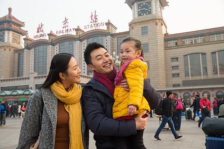 出发春运白昼幸福家庭在站前广场图片