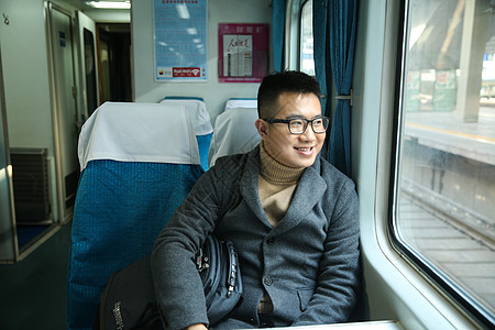 交通工具内部水平构图仅成年人青年男人在火车上图片