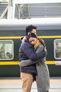 20到24岁青年人东亚年轻情侣在火车站图片