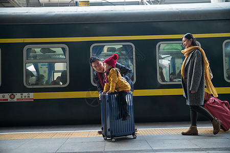 新年旅途乘客幸福家庭在车站月台图片