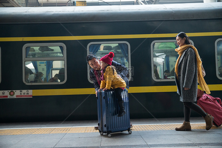 新年旅途乘客幸福家庭在车站月台图片