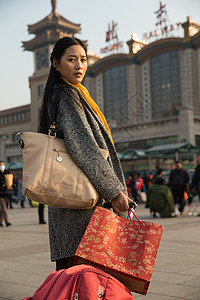 背包客亚洲人度假青年女人在站前广场图片