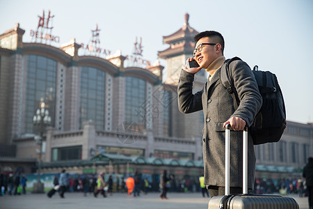 城市风光背包客春节青年男人在火车站图片