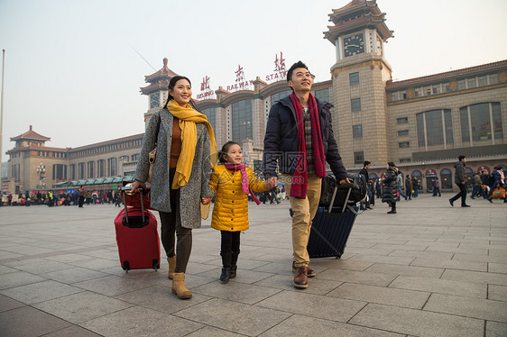 火车站男人建筑幸福家庭在站前广场图片