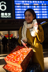 候机厅围巾亚洲青年女人在火车站图片