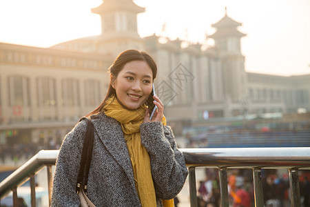 建筑摄影青年人青年女人在站前广场图片