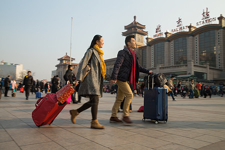 情侣旅游行李青年男女在站前广场图片