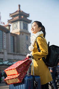 春运日光休闲装青年女人在站前广场图片