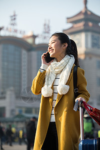 成年人火车站旅行者青年女人在站前广场图片