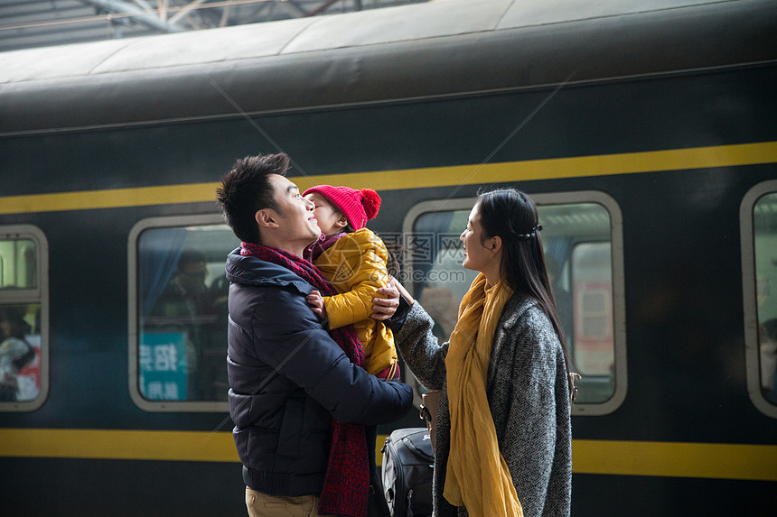 父亲户外中年人幸福家庭在车站月台图片