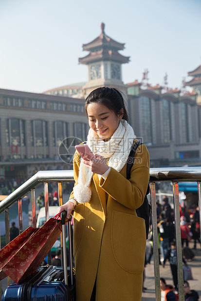 回家美女垂直构图青年女人在站前广场图片