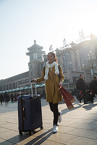 度假仅成年人仅一个青年女人青年女人在站前广场图片