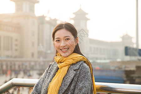 等待火车旅游青年女人在站前广场图片