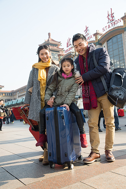 旅行者旅途过年幸福家庭在火车站图片