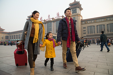 北京春节拉杆箱幸福家庭在站前广场图片