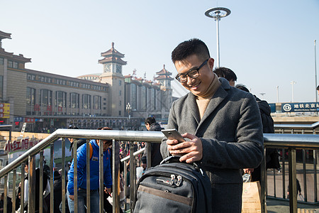 过年户外附带的人物青年男人在火车站图片