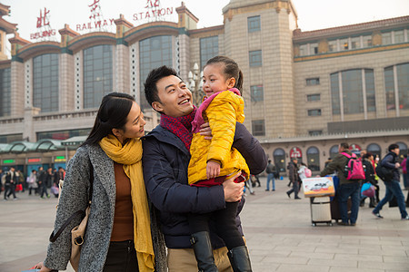 火车成年人三个人幸福家庭在站前广场图片