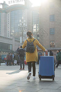 前景聚焦附带的人物围巾青年女人在站前广场图片