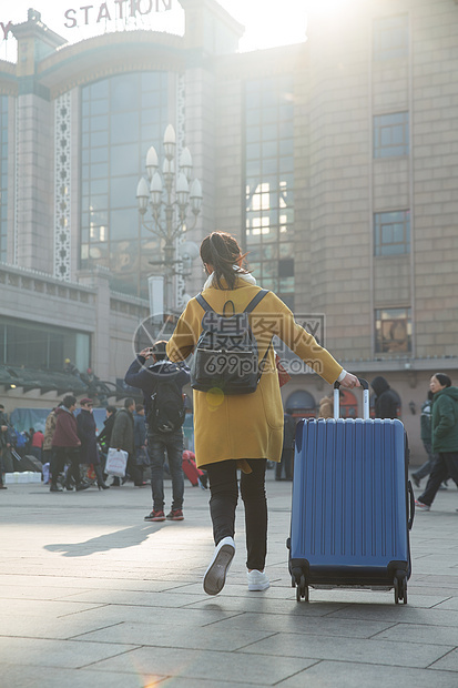 前景聚焦附带的人物围巾青年女人在站前广场图片