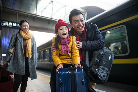 旅行的人中年人30岁到34岁幸福家庭在车站月台背景图片