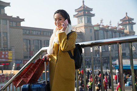 仅女人乘客北京青年女人在站前广场图片