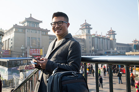 彩色图片春节建筑青年男人在火车站图片