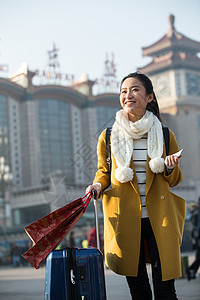 成年人户外购物袋青年女人在站前广场图片