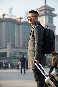 休闲装仅男人离开青年男人在火车站图片