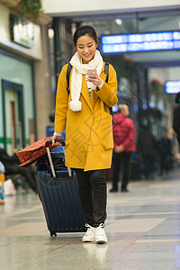 表现积极人旅行的人青年女人在火车站图片