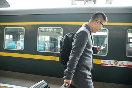 旅游旅行的人运送青年男人在车站月台图片