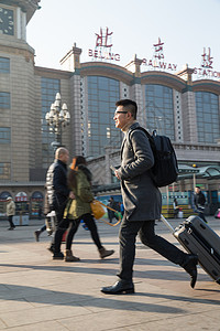 垂直构图度假春运青年男人在火车站图片