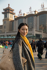 美女围巾白昼旅游旅途青年女人在站前广场背景