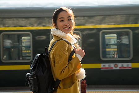 女等待公共交通青年女人在车站月台图片