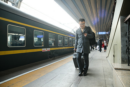 旅游站着东方人青年男人在车站月台图片