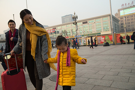 北京火车站母亲幸福家庭在站前广场背景