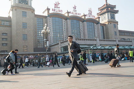 背包客背包彩色图片青年男人在火车站图片