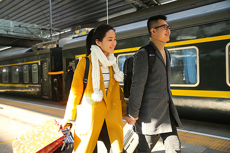 车站情侣20到24岁车站月台彩色图片青年情侣在火车站背景