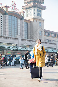 离开东方人旅行者青年女人在站前广场图片