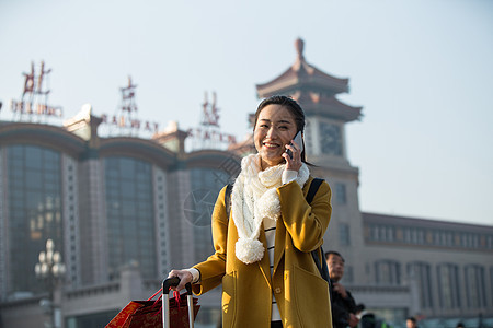 春运火车站离开青年女人在站前广场图片