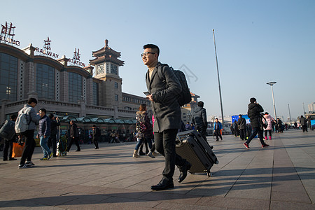 白昼行李摄影青年男人在火车站图片