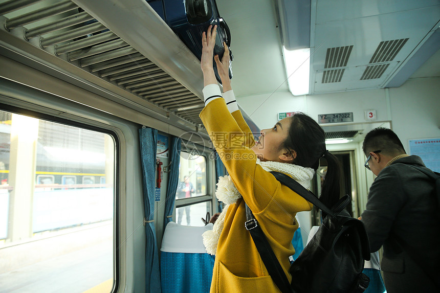度假仅女人背包客青年女人在火车上图片