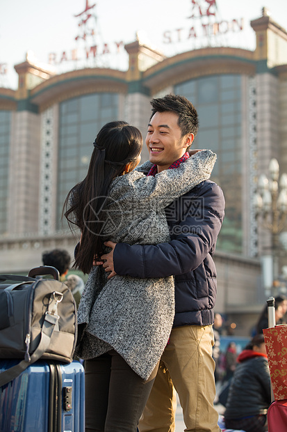 彩色图片亚洲新年青年情侣在火车站图片