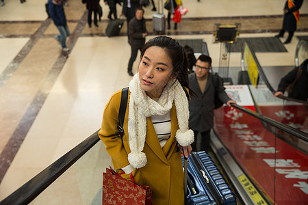 围巾运送亚洲青年女人在火车站图片