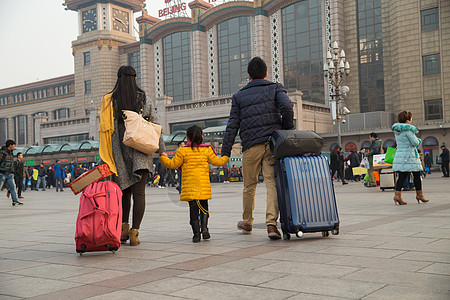 车站母亲户外母亲旅游幸福家庭在火车站背景