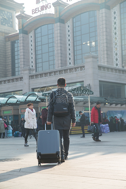 过年城市风光旅行者青年男人在火车站图片