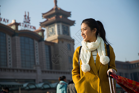 过年彩色图片乘客青年女人在站前广场图片