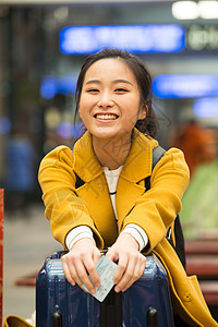 亚洲走廊东方人青年女人在火车站图片